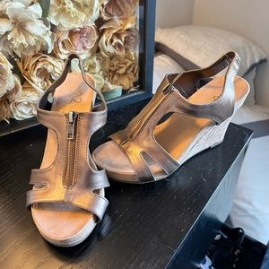 Metallic copper/brown wedges by A2